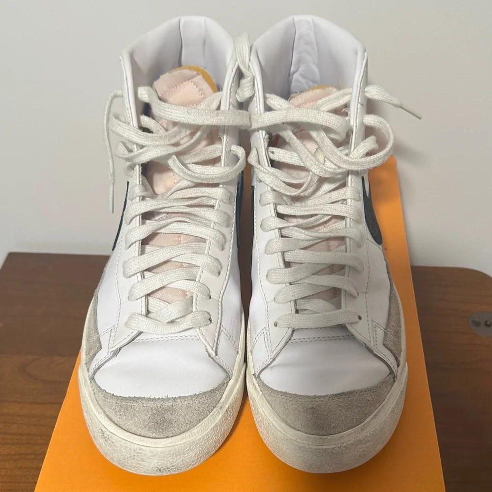 Nike Blazer Mid '77 White and Black Size US Men's 10.5 / Women's 12